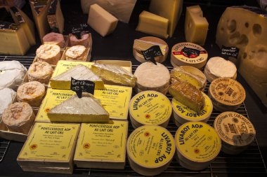 Nice, Fransa - 23 Haziran 2018: Peynir dükkanı Nice sayacında satışa farklı çeşitleri