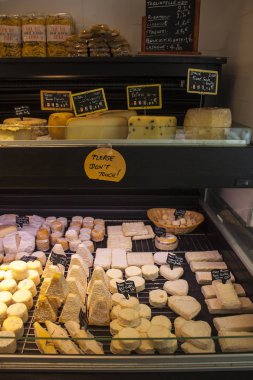 Nice, Fransa - 23 Haziran 2018: Peynir dükkanı Nice sayacında satışa farklı çeşitleri