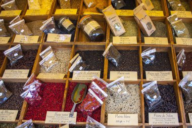 Nice, Fransa - 23 Haziran 2018: Renkli baharat ve otlar Nice yerel pazarda Satılık