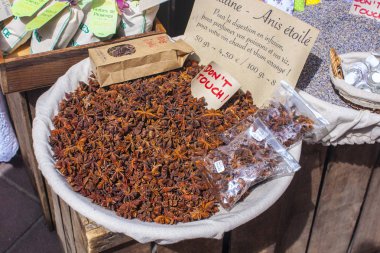 Nice, Fransa - 23 Haziran 2018: Anason görünümü yıldız tohum dükkanı Nice Satılık