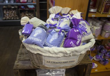 Nice, Fransa - 23 Haziran 2018: Nice, Fransa dükkanda torbalarda Satılık kurutulmuş lavanta