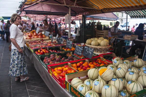 法国尼斯 2018年6月23日 法国尼斯当地市场上的甜瓜和西红柿 — 图库照片