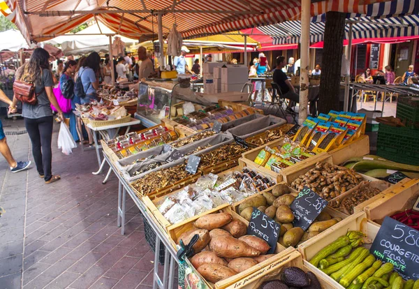 ニース フランス 2018 な野菜や果物が並ぶ有名クール サレヤ市場のカウンターに — ストック写真
