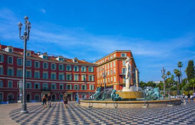 Nice, Fransa - 23 Haziran 2018: Güneş çeşme (Fontaine du Soleil) ve Apollo heykelin üzerine Nice da Massena square