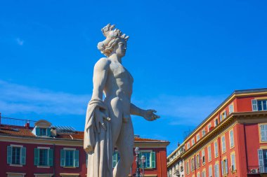 Nice, Fransa - 23 Haziran 2018: Güneş çeşme (Fontaine du Soleil) ve Apollo heykelin üzerine Nice da Massena square