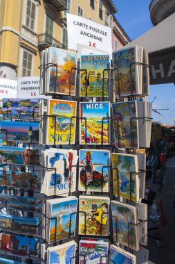 Nice, Fransa - 23 Haziran 2018: Eski kentte Satılık manzaralı güzel hediye kartları