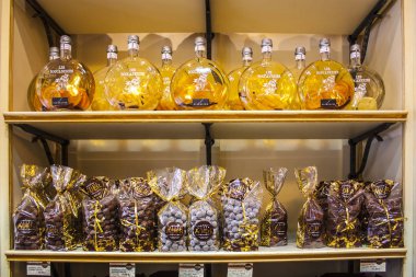 Nice, Fransa - 23 Haziran 2018: Ünlü eski çikolata şekerleme Nice, çikolata