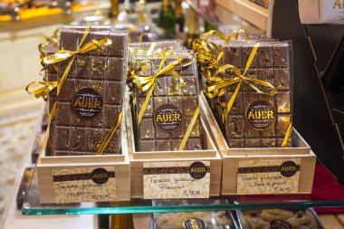 Nice, Fransa - 23 Haziran 2018: Ünlü eski çikolata şekerleme Nice, çikolata