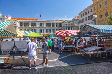 Nice, Fransa - 23 Haziran 2018: Çeşitli sebze ve meyve üzerinde iyi bilinen Cours Saleya pazarının sayaçları koyulur