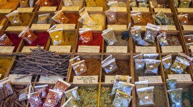 Nice, Fransa - 23 Haziran 2018: Renkli baharat ve otlar Nice yerel pazarda Satılık