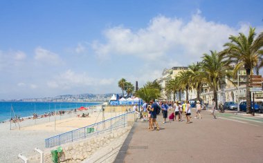 Nice, Fransa - 23 Haziran 2018: Promenade des Anglais'e güneşli günde görünümünü