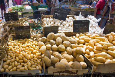 Nice, Fransa - 23 Haziran 2018: Fransız çiftçilerin patates Nice, Fransa'da kırsal piyasada