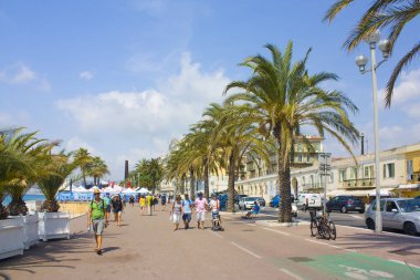 Nice, Fransa - 23 Haziran 2018: Promenade des Anglais'e güneşli günde görünümünü