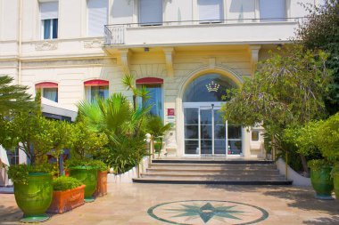 Nice, Fransa - 23 Haziran 2018: Giriş Nice'de Promenade des Anglais üzerinde Hotel West End