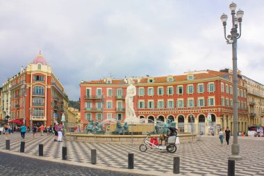 Nice, Fransa - 23 Haziran 2018: Güneş çeşme (Fontaine du Soleil) ve Apollo heykelin üzerine Nice da Massena square
