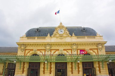 Nice, Fransa - 23 Haziran 2018: Gare de Nice - Ville mimar Louis Bouchot tarafından 1867 yılında tamamlanmış ve Tgv tren şehirlerarası ve yüksek hız yanında servis Nice, ana tren istasyonu dır