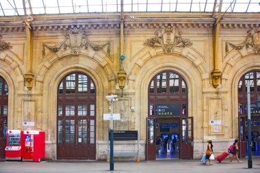 Nice, Fransa - 23 Haziran 2018: Gare de Nice - Ville mimar Louis Bouchot tarafından 1867 yılında tamamlanmış ve Tgv tren şehirlerarası ve yüksek hız yanında servis Nice, ana tren istasyonu dır