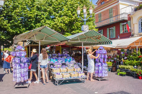 法国尼斯 在一年萨莱亚街市场出售各种精美鲜花联盟 — 图库照片