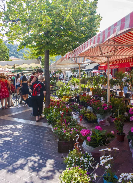 細かい花のさまざまな組合通りクール サレヤ市場で販売されているニース フランス 2018 — ストック写真