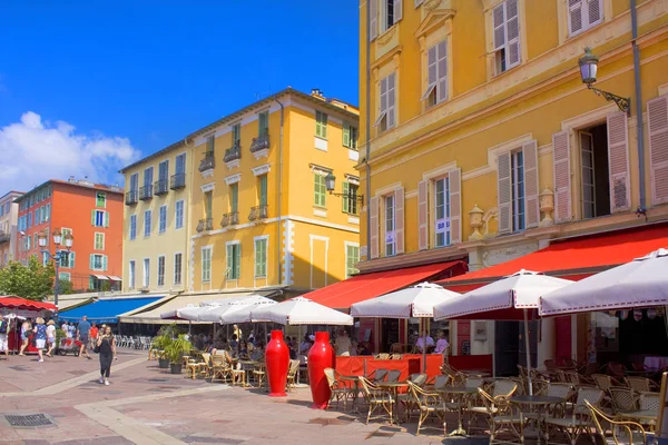 Nice, Fransa - 23 Haziran 2018: Street café'de Old Town Nice pazarda iyi bilinen Cours Saleya