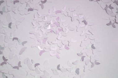 Kağıt kelebekler beyaz arka plan üzerinde izole kesmek