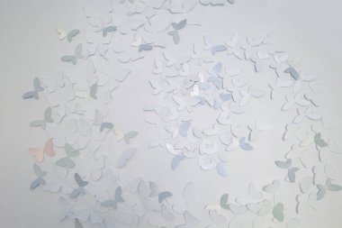 Kağıt kelebekler beyaz arka plan üzerinde izole kesmek