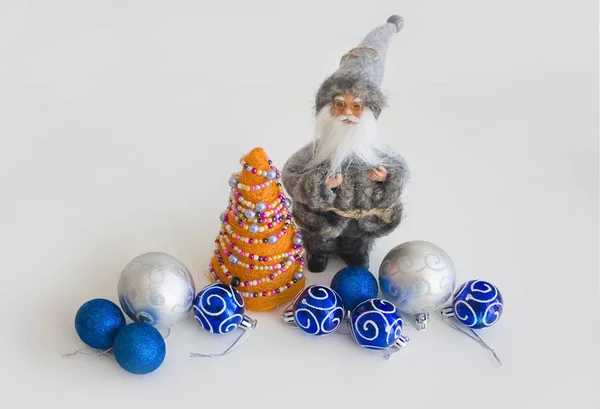 优雅的组成与圣诞橙色手工树与蓝色和银色的小球和复古时钟在白色的背景 — 图库照片