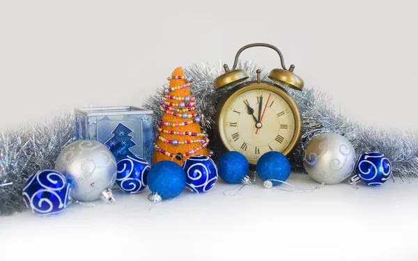 Composição Elegante Com Árvore Artesanal Laranja Natal Com Bugigangas Azuis — Fotografia de Stock