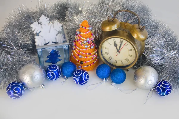 Elegante Compositie Bij Oranje Handgemaakte Kerstboom Met Blauwe Zilveren Kerstballen — Stockfoto