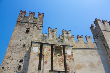 Sirmione, İtalya - 28 Haziran 2018: Garda Gölü İtalya Sirmione'da Scaliger Castle (13. yüzyıl)