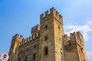 Sirmione, İtalya - 28 Haziran 2018: Garda Gölü İtalya Sirmione'da Scaliger Castle (13. yüzyıl)