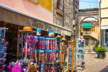 Sirmione, İtalya - 28 Haziran 2018: Hediyelik eşya dükkanı Sirmione'da, Lake Garda, İtalya