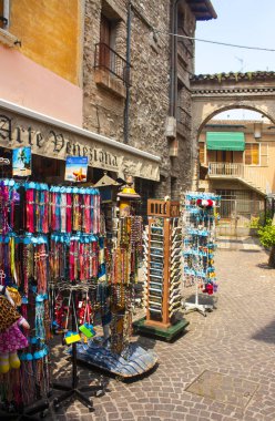 Sirmione, İtalya - 28 Haziran 2018: Hediyelik eşya dükkanı Sirmione'da, Lake Garda, İtalya