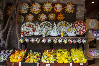 Sirmione, İtalya - 28 Haziran 2018: Hediyelik eşya seramik el yapımı nesneler ve Hediyelik Dükkanı Sirmione, Garda Gölü içinde el yapımı sabun