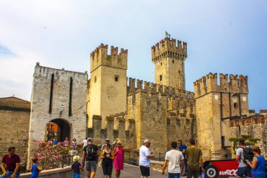 Sirmione, İtalya - 28 Haziran 2018: Garda Gölü İtalya Sirmione'da Scaliger Castle (13. yüzyıl)