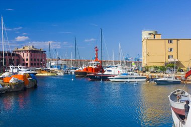 Genoa, İtalya - Jule 25, 2018: Kırmızı römorkör Cenova bağlantı noktası
