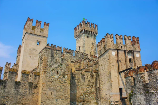 Sirmione Italia Junio 2018 Castillo Scaliger Siglo Xiii Sirmione Lago — Foto de Stock