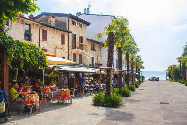 Sirmione Italië Juni 2018 Mensen Ontspannen Een Café Het Plein — Stockfoto