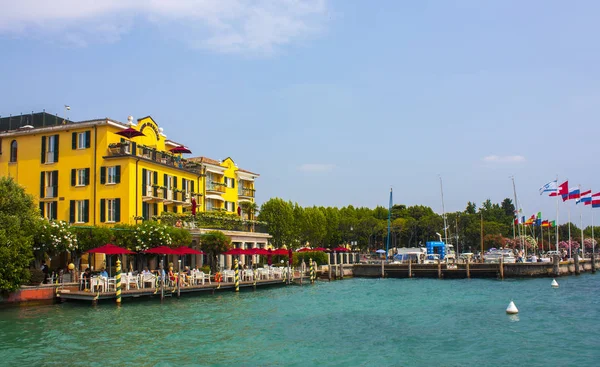 Sirmione Italy June 2018 Embankment Yacht Pier Sirmione Lake Garda — Stock Photo, Image