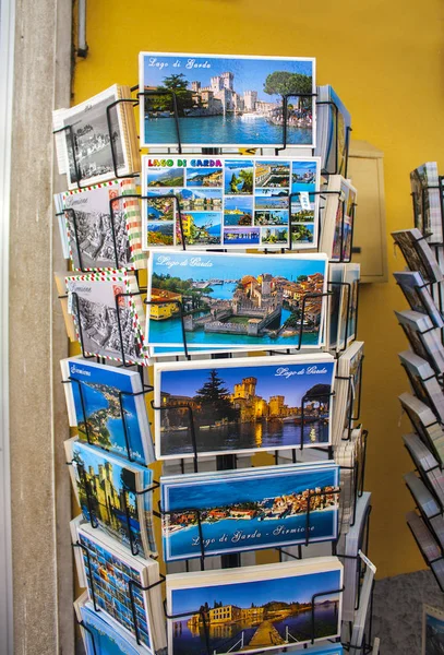 意大利锡尔米奥 2018年6月28日 意大利加尔达湖 Sirmione 纪念品商店的明信片 — 图库照片