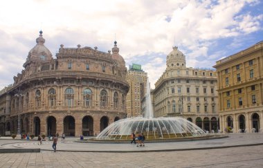 Genoa, İtalya - Jule 25, 2018: Piazza De Ferrari veya Ferrari Meydanı Cenova, İtalya
