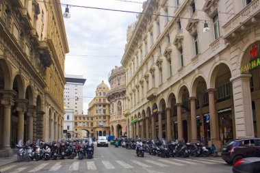 Genoa, İtalya - Jule 25, 2018: Palazzo della Borsa Cenova Piazza de Ferrari yakınındaki kemerli Galeri