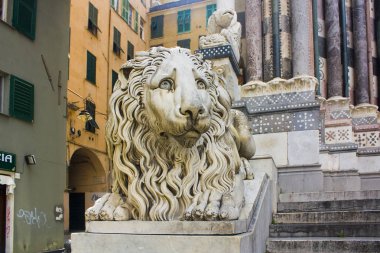 Genoa, İtalya - Jule 25, mermer aslan Katedrali Saint Lawrence (Lorenzo) Cenova koruma