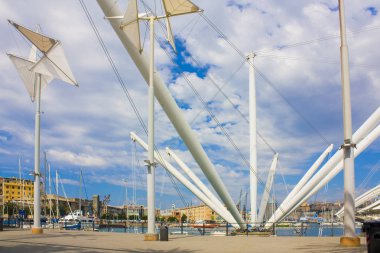 Genoa, İtalya - Jule 25, 2018: Bigo Cenova bağlantı noktası bir panoramik asansör veya kendi etrafında 360 derece görüntü eski liman vererek döner Asansör olduğunu