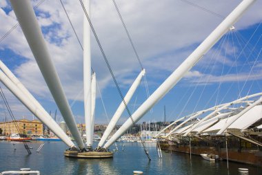 Genoa, İtalya - Jule 25, 2018: Bigo Cenova bağlantı noktası bir panoramik asansör veya kendi etrafında 360 derece görüntü eski liman vererek döner Asansör olduğunu