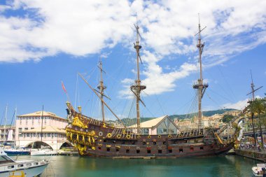 Genoa, İtalya - Jule 25, 2018: Cenova Porto antico, Galleon Neptun. 17. yüzyıl İspanyol kalyon 1985 yılında Roman Polanski'nin film Pirates için inşa gemi kopyası olduğunu
