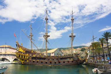 Genoa, İtalya - Jule 25, 2018: Cenova Porto antico, Galleon Neptun. 17. yüzyıl İspanyol kalyon 1985 yılında Roman Polanski'nin film Pirates için inşa gemi kopyası olduğunu