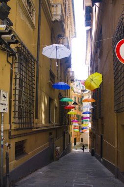 Genoa, İtalya - Jule 25, 2018: şemsiye ile dar Luccoli eski Cenova şehir üzerinde asılı