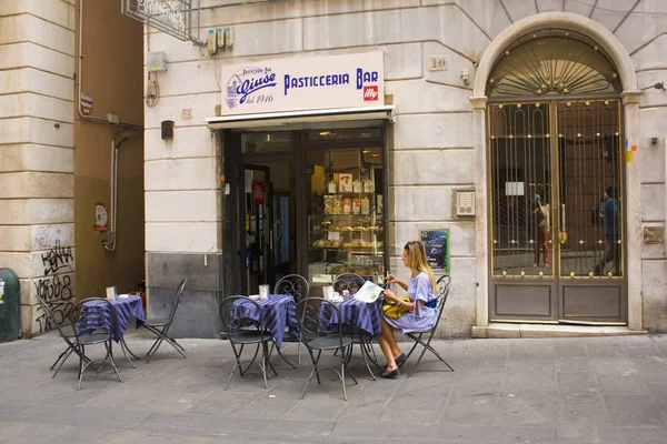 Genoa, İtalya - Jule 25, 2018: Street Cafe Genoa oteli
