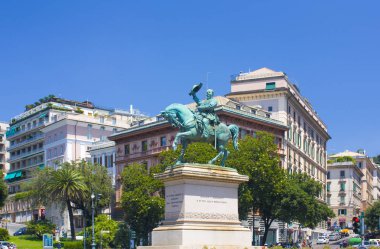 Genoa, İtalya - Jule 25, 2018: Anıt Birleşik İtalya Victor Emmanuel II, Piazza Corvetto Cenova bir at üzerinde oturan ilk kralı